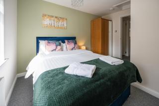 3-Bed Home Near Town Center - Stirling - 2