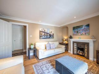 Townhouse with Garden, Parking & River Dart Views - 8