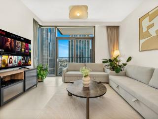 Modern High Rise 2BR Apartment with Burj Khalifa Views, Steps from Dubai Opera and Near Dubai Mall - 1