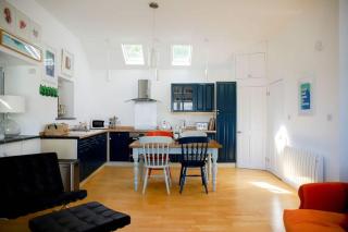 Beachfront Cottage with Sea Views & Coastal Walk - 2