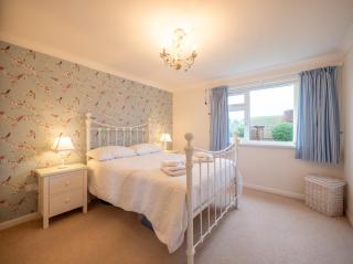 Bright Bungalow Near Town & Estuary with parking - 7