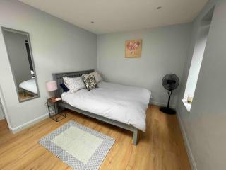 Modern Self Contained Garden Annexe Sleeps up to 4 - - 3