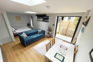 Modern Self Contained Garden Annexe Sleeps up to 4 - - 0