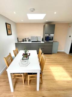 Modern Self Contained Garden Annexe Sleeps up to 4 - 1