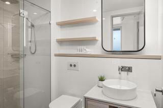 Surfers Paradise Skyline 3BR Free CP Ocean View Apartment - 3