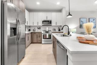 Vibrant 1 Bedroom Paradise Pool and Gym Bliss - 5