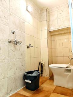 mahadev Hotel NOOR stay 1km away frm kashiwishnath - 4
