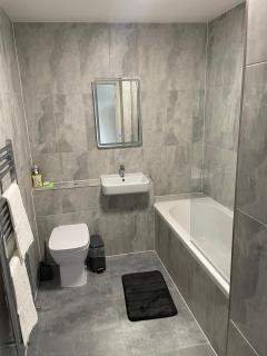 Royal Oak 7 - FREE PARKING - Sleeps 5 - Perfect for Contractors - Near Shops - Wi-Fi - Long Term Stays - Brentwood - 1