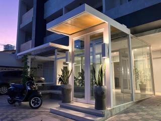 Modern Apartment with Rooftop Pool - 7