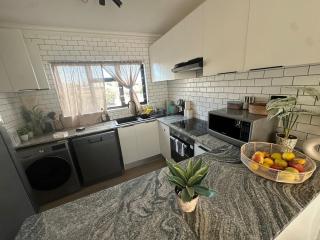 Spacious Beach Apartment with Sea & Ocean View - - 7