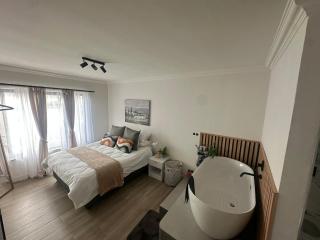 Spacious Beach Apartment with Sea & Ocean View - - 4