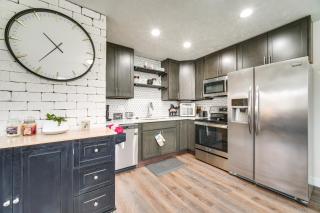 Walk to Marina Home with Hot Tub in Mentor! - Mentor - 3
