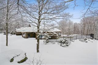 Highridge B16A Inviting Queen Room for Two with Access to Pool and Hot Tub - 5