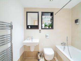 Bright & Scenic 2-Bed Apartment in Leeds Dock with Private Balcony - 2