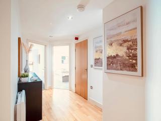 River View 2-Bed Apartment with Balcony Leeds Dock - 2