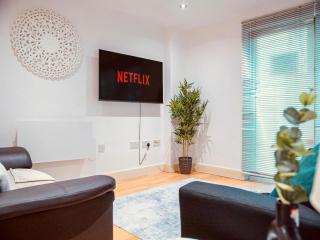 Leeds Dock 2BR 2BA Balcony & River View - 1