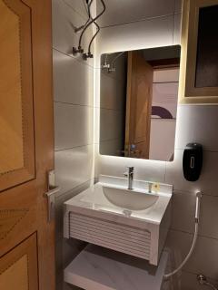 شقة ثلاث غرف بتصميم أنيق - 8