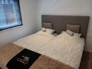 Luxe chalet voor gezinnen in familiepark Goolderheide met openlucht zwembaden en ruim overdekt terras 24m2 - 1