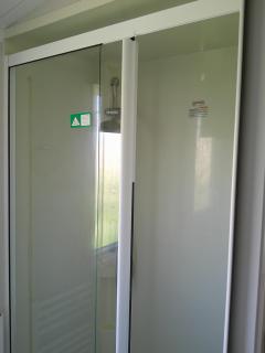 Kingfisher Surf Shack 8 Berth Central Heated Close to site entrance - Ingoldmells - 2