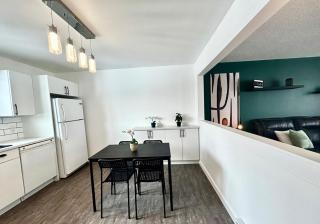 5 Bedrooms, 2 Kitchens, Free Parking, Newly Renovated - Thompson - 3