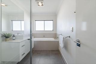 Relaxing Getaway Near the Bay Stylish n Spacious - 2