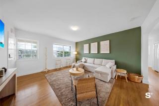 Spacious 1BD Beachside Apt with Free Parking - 4