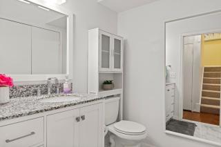 Lakeside Stay Metro, INOVA, Dining & Shops Nearby! - 4