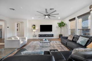 Modern Round Rock Getaway with Private Hot Tub - Round Rock - 8