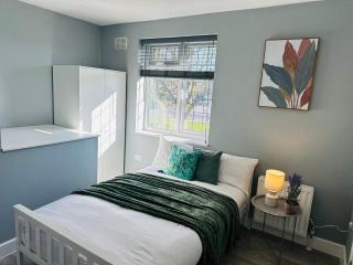 Large Contractors House Near LHR 5 Ensuites BR Free Parking - Northolt - 9