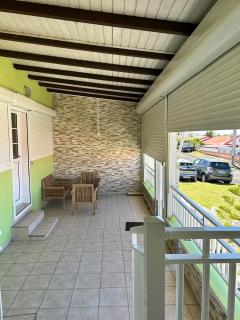 Jolie maison saisonnière en Guadeloupe de 160m2 disposant de 4 chambres 2 toilettes une grande véranda et terrasse - Vieux-Fort - 3