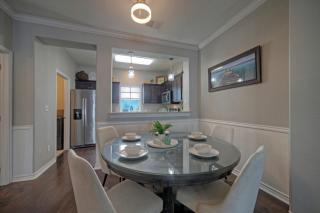 Stylish Condo w Pool Spa Access Wak to Beach Beach Breeze by AvantStay - 3