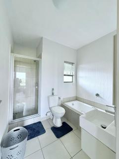 Broadacres apartment-work or play -swimming pool - 7