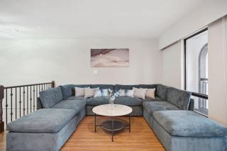 Central Family Home with Indoor Arcade and Huge Backyard - Vancouver - 0
