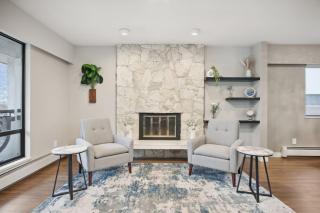 6 Bedroom Family Home with Indoor Arcade, BBQ, Huge Backyard & Pickleball - Vancouver - 5