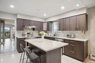 6 Bedroom Family Home with Indoor Arcade, BBQ, Huge Backyard & Pickleball - Vancouver - 1