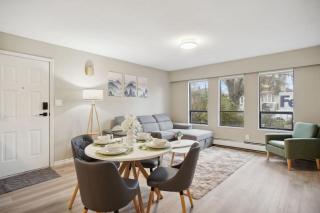 6 Bedroom Family Home with Indoor Arcade, BBQ, Huge Backyard & Pickleball - Vancouver - 4