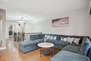 6 Bedroom Family Home with Indoor Arcade, BBQ, Huge Backyard & Pickleball - 7