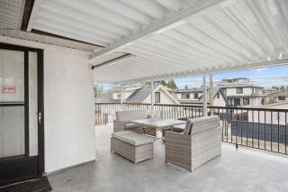 Central Family Home with Indoor Arcade and Huge Backyard - Vancouver - 4