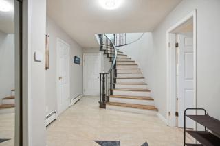 Central Family Home with Indoor Arcade and Huge Backyard - Vancouver - 5