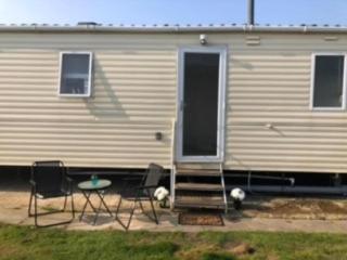 8 Berth Caravan At Dovercourt Holiday Park, Essex Ref 44608M - Great Oakley - 0
