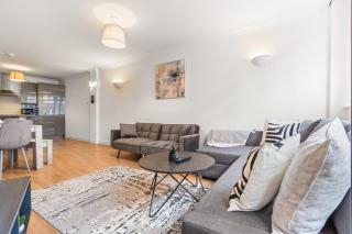 Central Modern Apt - Sleeps 6 - Central Station - 6