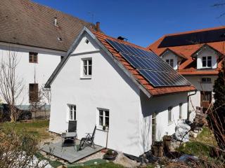Das kleine Häusle der FeWo KIostermühle Irsee für Ihren Familienurlaub im Allgäu! - Direkt im KIosterviertel mit Parkplatz, Kamin, Klimaanlage, WLAN, Biergarten, Spielplatz, E-Ladepunkt, Mini-Markt, Küche - Voll ausgestattet für Langzeitaufenthalte! - Irsee - 0