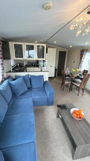 Beautiful Caravan With Decking At Broadland Sands Holiday Park Ref 20015Cf - Hopton on Sea - 3