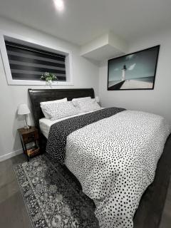 Comfy & Modern 2 Bedroom Guest Suite with King Bed - Edmonton - 9