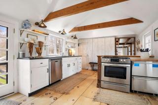 Renovated Cozy Cabin 5 Min to Beach - Barnstable - 2