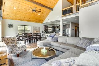Lavish Retreat with Decks, Steps to Table Rock Lake! - Lampe - 0