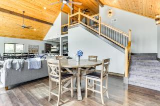 Lavish Retreat with Decks, Steps to Table Rock Lake! - Lampe - 6