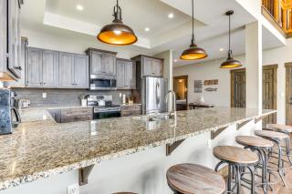 Lavish Retreat with Decks, Steps to Table Rock Lake! - Lampe - 5