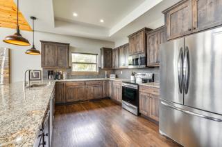 Lavish Retreat with Decks, Steps to Table Rock Lake! - Lampe - 4