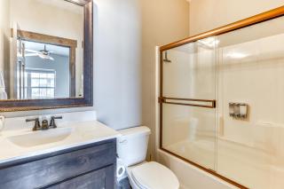 Lavish Retreat with Decks, Steps to Table Rock Lake! - Lampe - 1